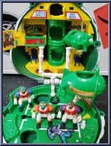 Turtle-Top - Michaelangelo's Football Playset (with Cards) from Teenage Mutant Ninja Turtles - Mini Mutants manufactured by Playmates [Loose]